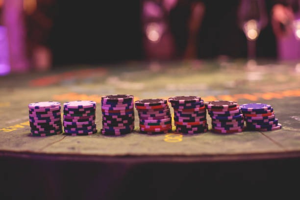 Casino Hold'em table interface on binjaiplay77 showing player cards, community cards, and betting controls