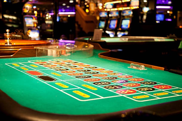 Hand strength guide for Casino Hold'em showing premium starting hands and folding ranges